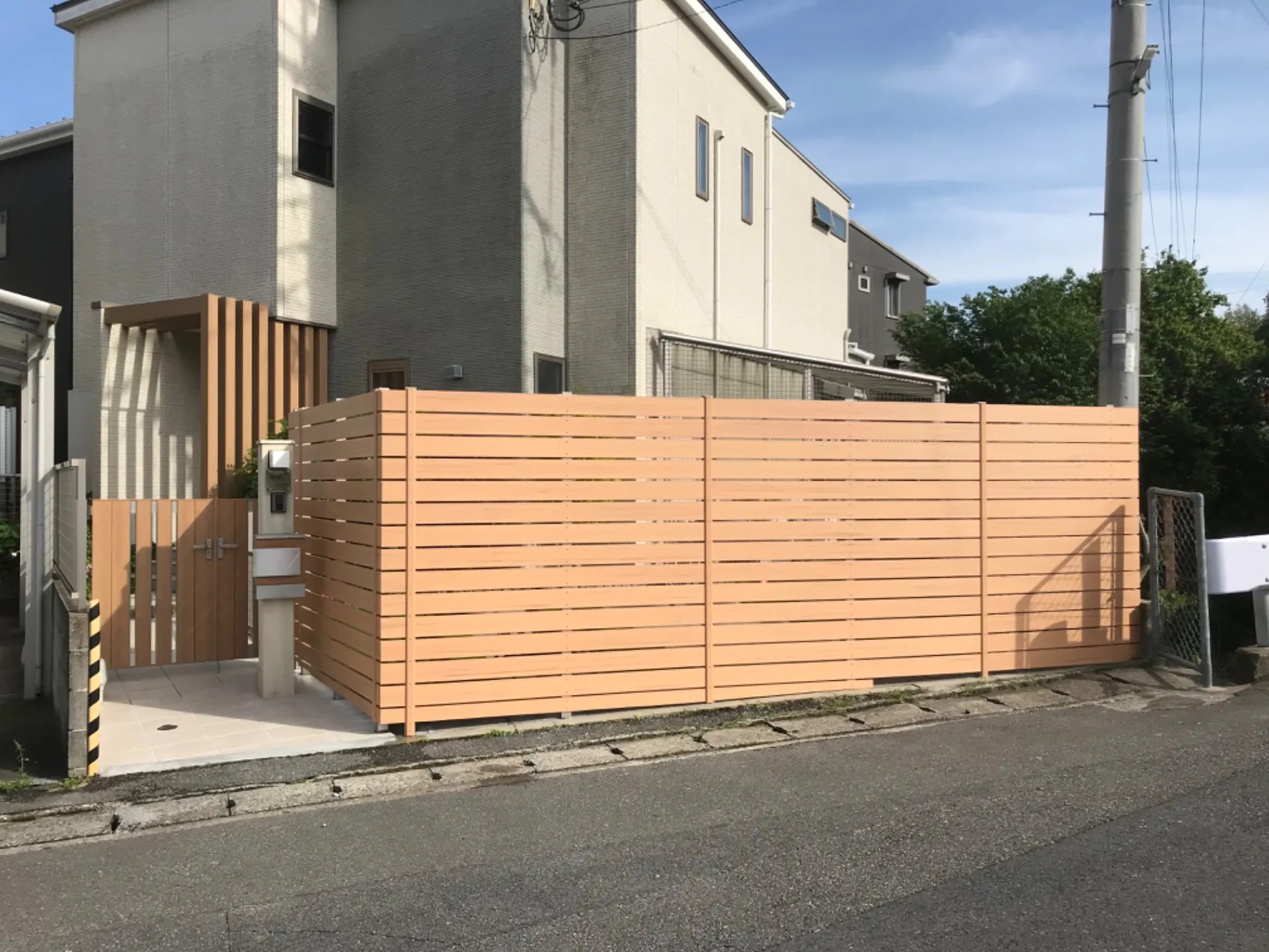 ゴールデンウィーク前の工事完了✨板張りフェンス、門扉、門柱工事💪🏿